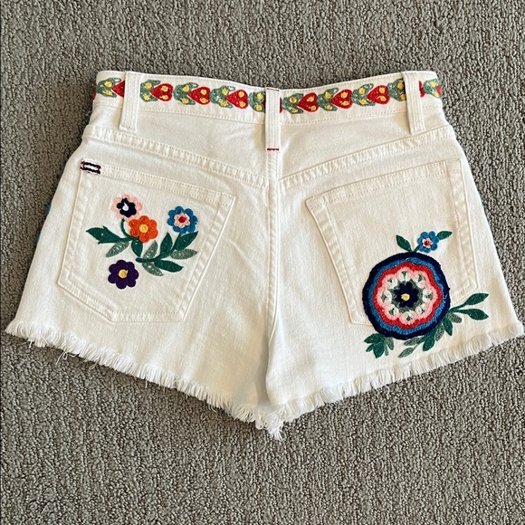 🩷 Alice + Olivia White Embroidered Jean Shorts - Picture 2 of 11